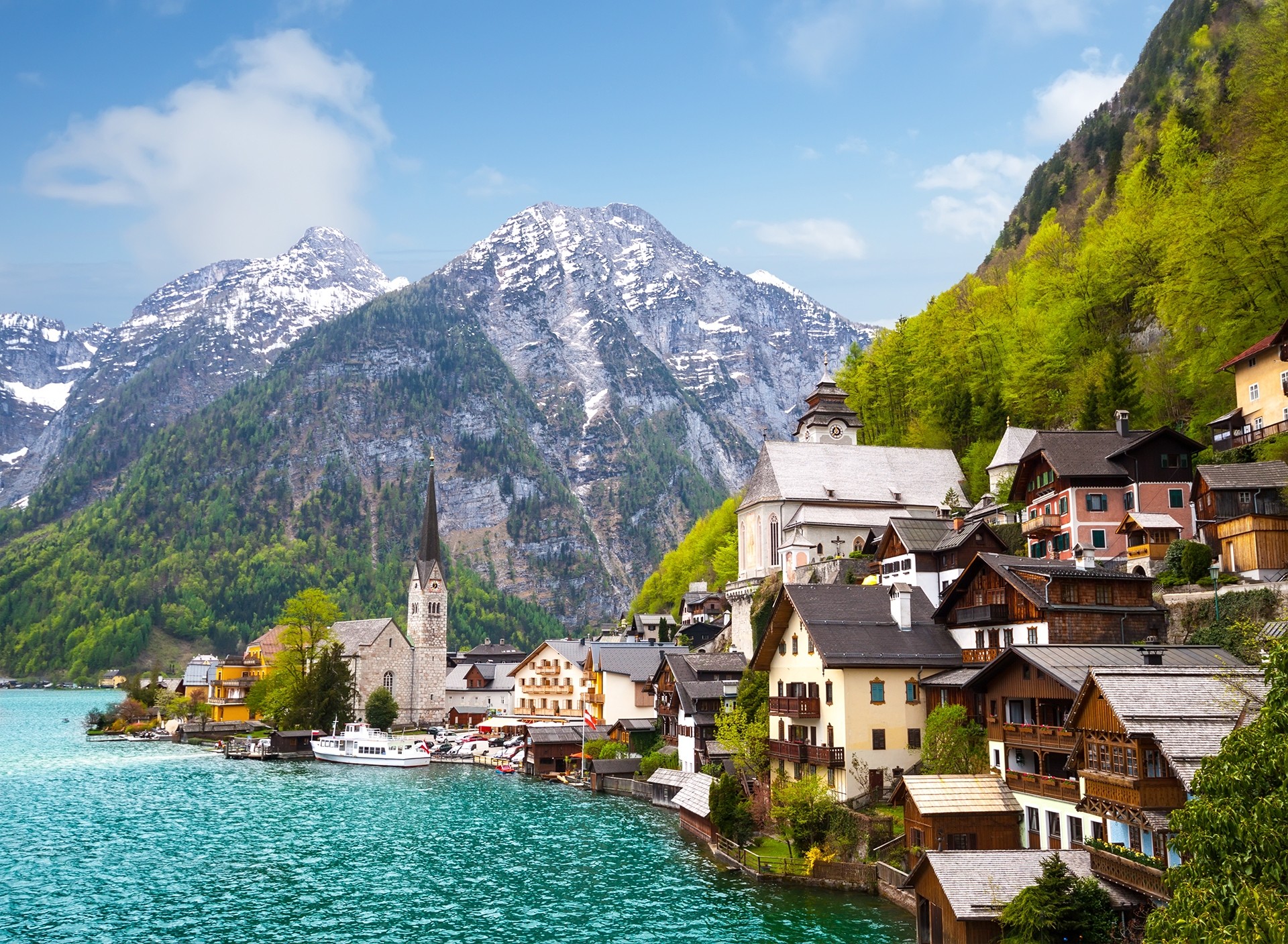 Hallstatt-town-and-lake-Austria