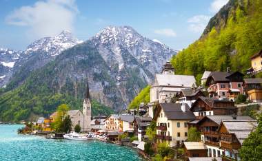 Hallstatt-town-and-lake-Austria