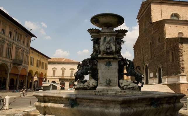 Faenza Cathedral fountain Fototeca ENIT Sandro Bedessi