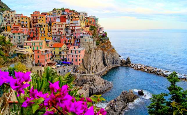 Village-of-Manarola-on-the-Cinque-Terre-coast-of-Italy-with-flowers