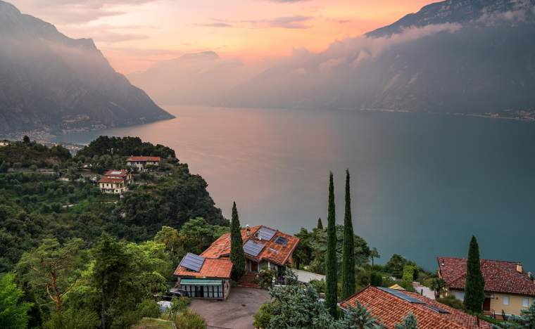 Panorama-of-Lake-Garda_shutterstock_1165677952_Arcansel
