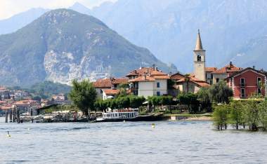 Fishing-village-Isola-dei-Pescatori-on-Lake-Maggiore-Italy