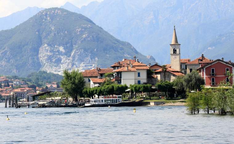 Fishing-village-Isola-dei-Pescatori-on-Lake-Maggiore-Italy