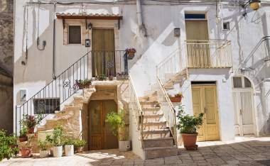 Alleyway.-Noci.-Puglia.-Italy