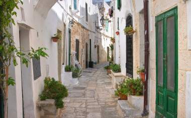 Alleyway.-Ostuni.-Puglia.-Italy
