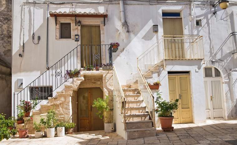 Alleyway.-Noci.-Puglia.-Italy