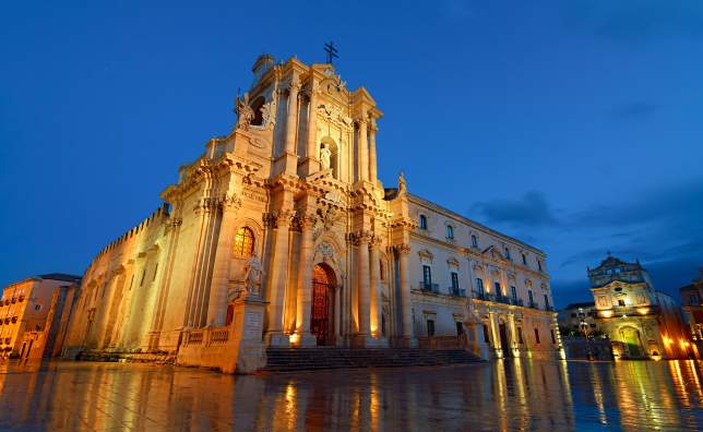 Piazza-Duomo-Syracuse-Unesco-World-Heritage-during-the-blue-hour