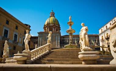 Low-angle-view-of-Piazza-Pretoria-or-Piazza-della-Vergogna-Palermo-Sicily-Italy