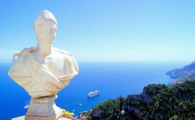 Statue-above-the-Amalfi-Coast-Villa-Cimbrone-Ravello-Italy