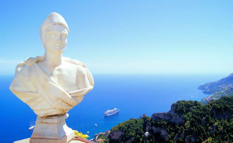 Statue-above-the-Amalfi-Coast-Villa-Cimbrone-Ravello-Italy