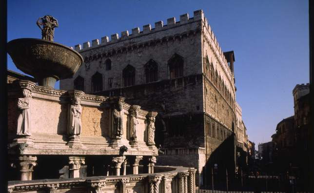PALAZZO-DE-PRIORI-AND-FOUNTAIN-Magiore- -ENIT-Photo-Library