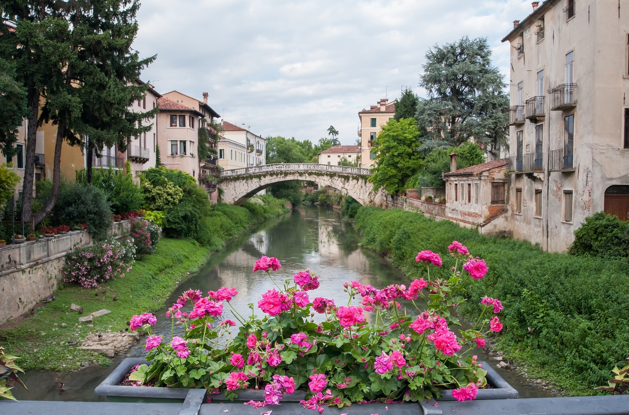 Flowered-iron-balcony-of-Saint-Paul-bridge-in-Vicenza-with-a-view-of-Retrone-river-and-Saint-Michele-bridge-in-the-background