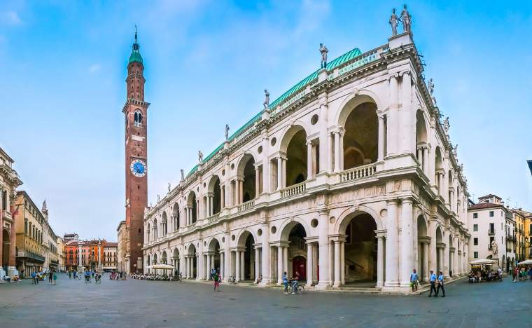 Basilica-Palladiana-Palazzo-della-Ragione-with-Piazza-Dei-Signori-in-Vicenza