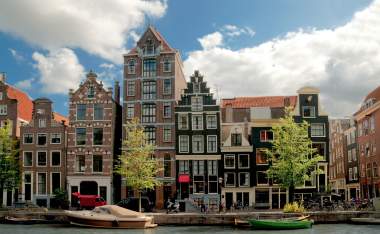 Amsterdam-canals-and-typical-houses-with-clear-spring-sky