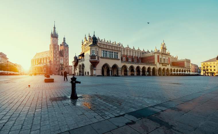 Market-square-in-Krakow-at-sunrise.-Mariacki-Cathedral-and-The-Cloth-Hall.-Poland