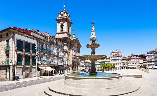 Toural-Square-Largo-do-Toural-is-one-of-the-most-central-and-important-squares-in-Guimaraes-Portugal