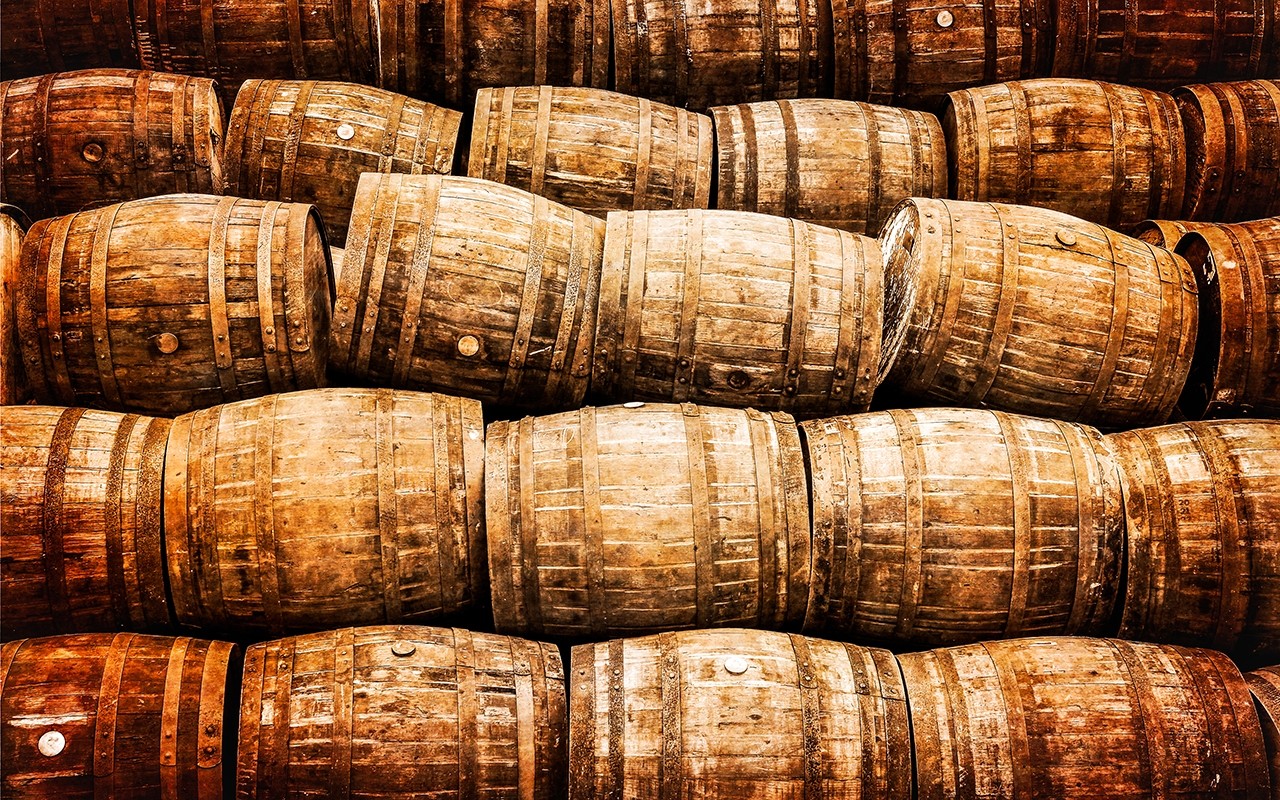 Stacked-pile-of-old-whisky-and-wine-wooden-barrels-in-vintage