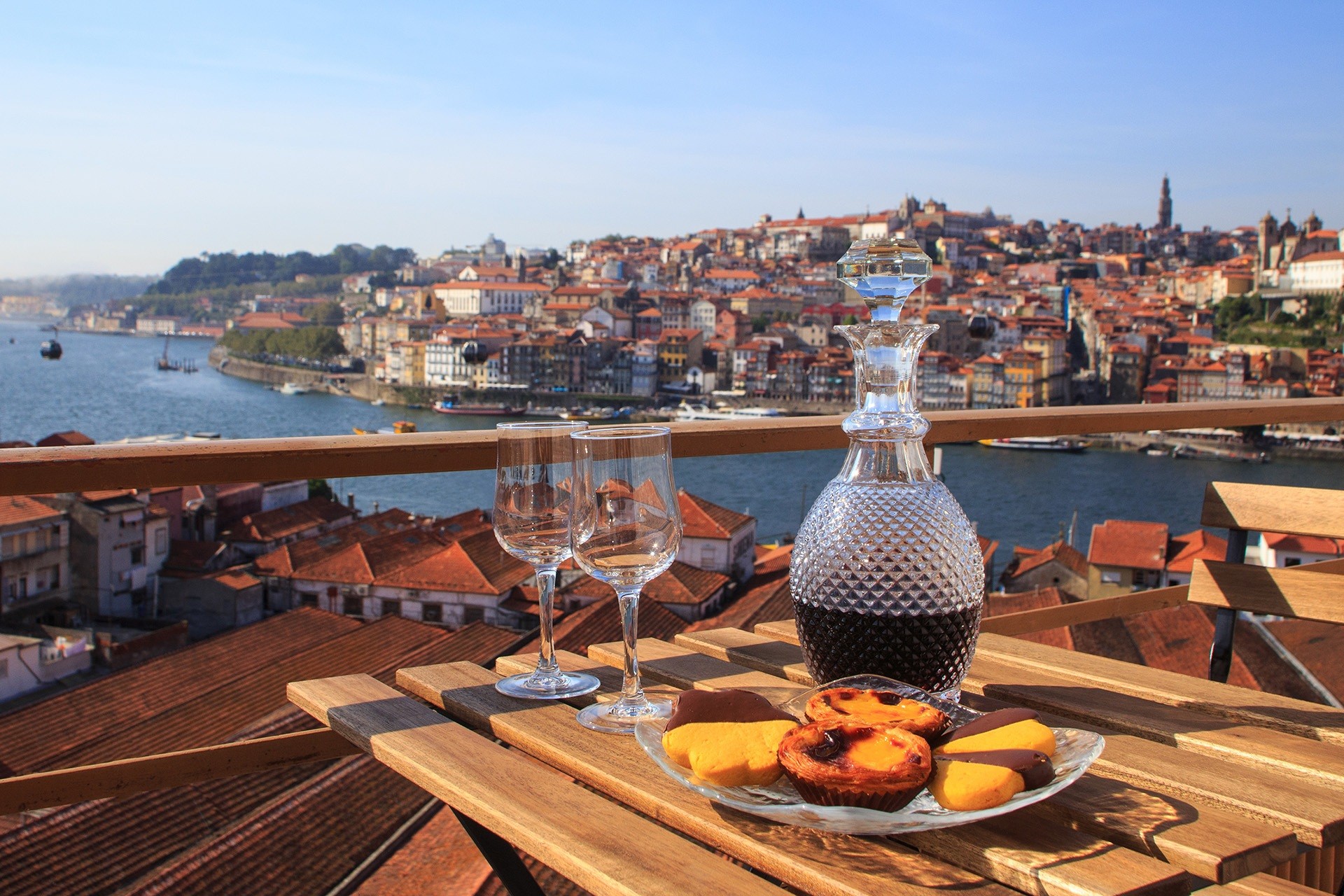 Table-with-view-a-wonderful-view-over-the-river-in-Porto-Portugal