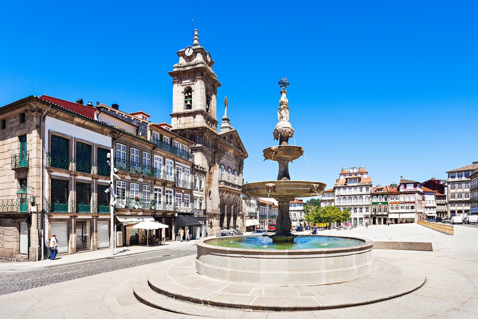Toural-Square-Largo-do-Toural-is-one-of-the-most-central-and-important-squares-in-Guimaraes-Portugal