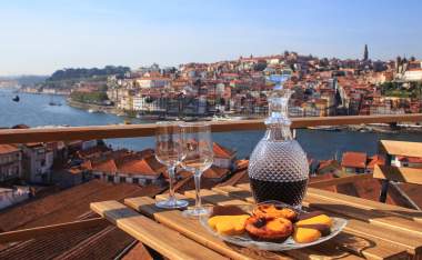 Table-with-view-a-wonderful-view-over-the-river-in-Porto-Portugal