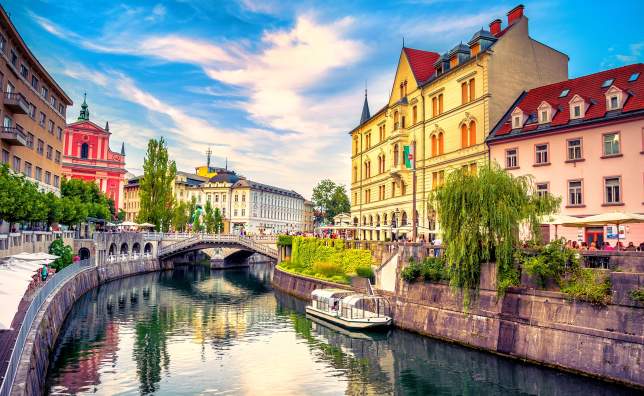 Cityscape-view-on-Ljubljanica-river-canal-in-Ljubljana-old-town