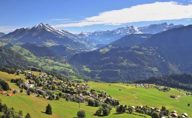 Gorgeous-weather-in-the-resort-town-of-Leysin-in-the-Swiss-Alps