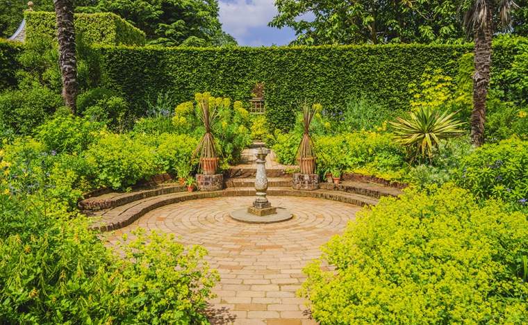 Hidcote-manor-gardens-in-the-english-cotswolds-gloucestershire-midlands-england-uk