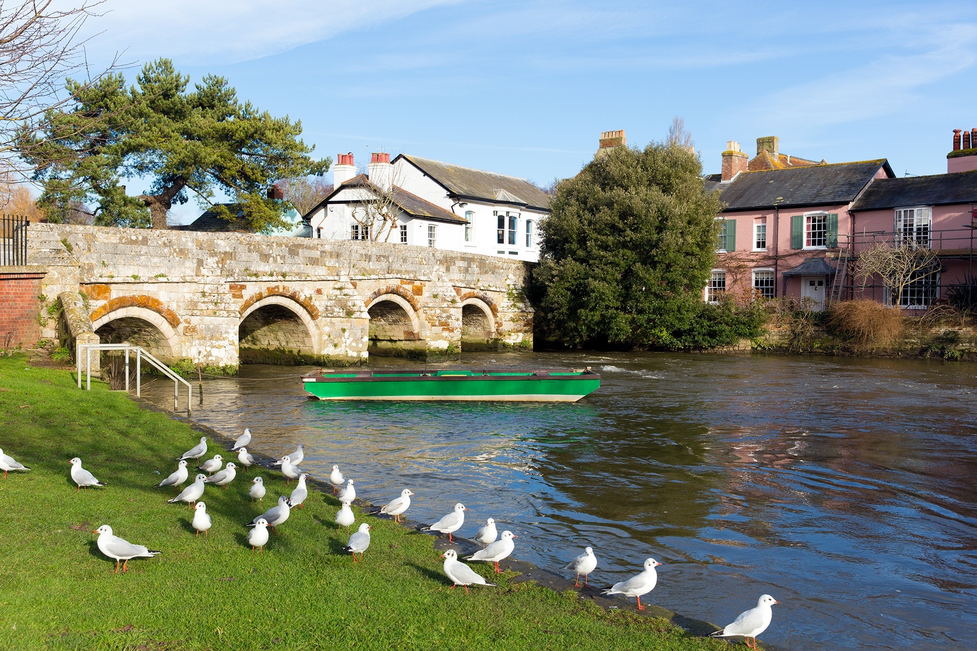 Christchurch-Dorset-England-UK-River-Avon-with-bridge-near-to-Bournemouth-and-the-New-Forest