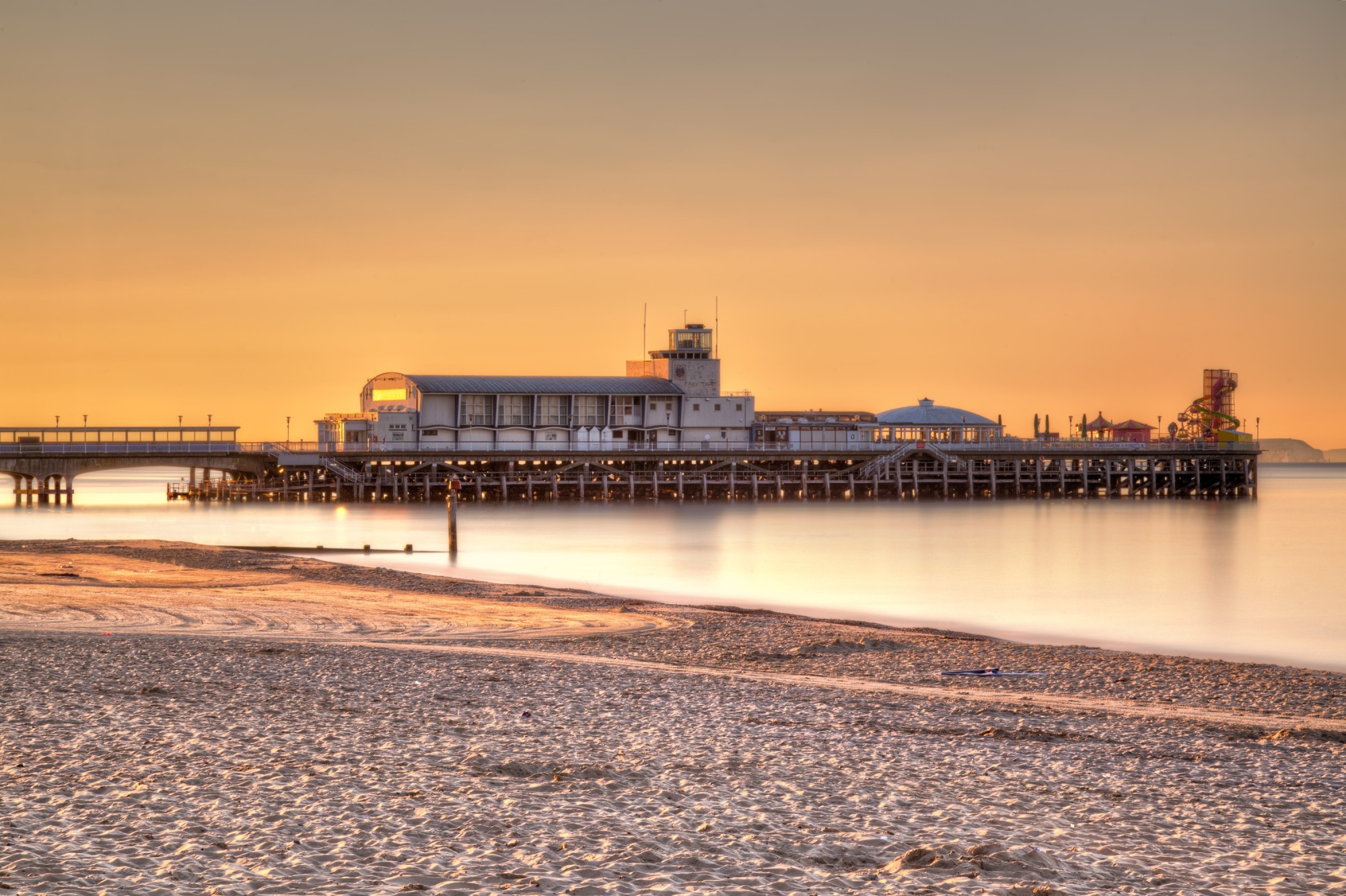 Sunrise-on-Bouremouth-Beach-with-the-Pier-in-the-background