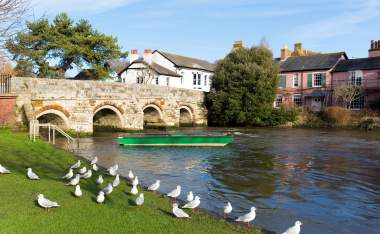 Christchurch-Dorset-England-UK-River-Avon-with-bridge-near-to-Bournemouth-and-the-New-Forest
