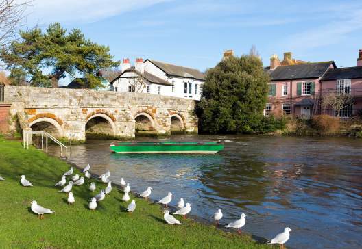 Christchurch-Dorset-England-UK-River-Avon-with-bridge-near-to-Bournemouth-and-the-New-Forest
