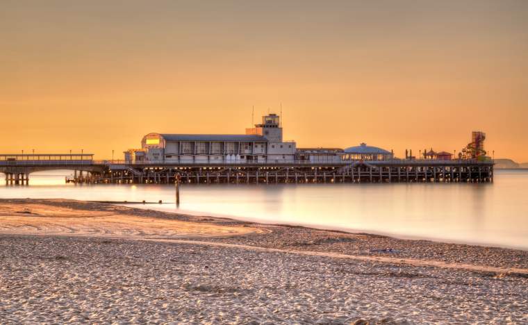 Sunrise-on-Bouremouth-Beach-with-the-Pier-in-the-background