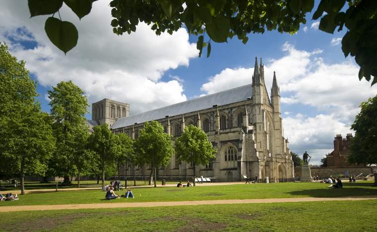 Winchester-Cathedral-on-a-lovely-summer-day