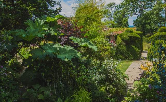 Gardens-at-Great-Dixter_shutterstock_1088334962_Sinica-Kover