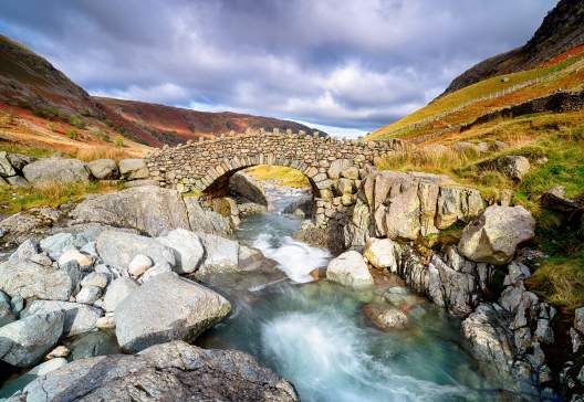 Stockley-Bridge-crossing-the-river-Derwent-near-Seathwaite-in-the-Lake-District-National-Park-in-Cumbria