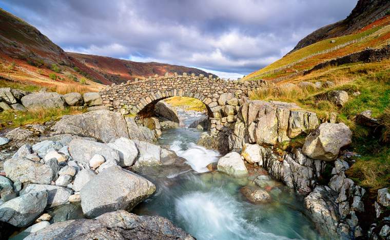 Stockley-Bridge-crossing-the-river-Derwent-near-Seathwaite-in-the-Lake-District-National-Park-in-Cumbria