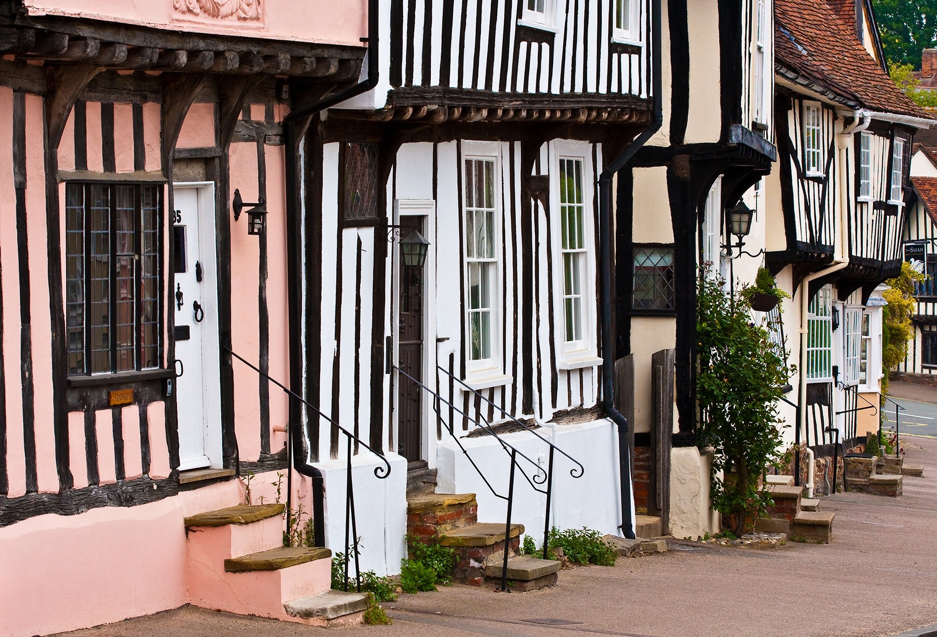 A-row-of-colorful-old-town-houses-in-Lavenham-England
