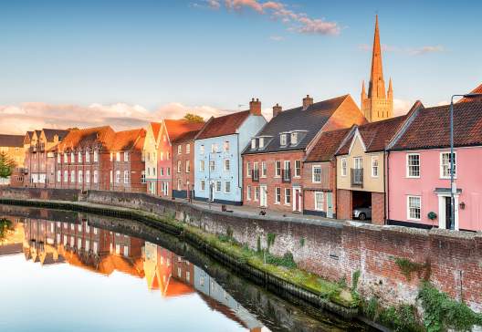 Pretty-town-houses-overlooking-the-river-Yare-at-Norwich-in-Norfolk
