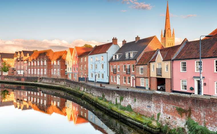Pretty-town-houses-overlooking-the-river-Yare-at-Norwich-in-Norfolk
