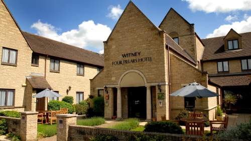 Witney Four Pillars Hotel Exterior 2