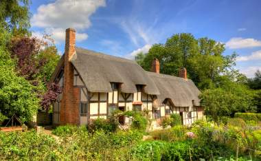 Anne-Hathaways-William-Shakespeares-wife-famous-thatched-cottage-and-garden-at-Shottery-just-outside-Stratford-upon-Avon-England