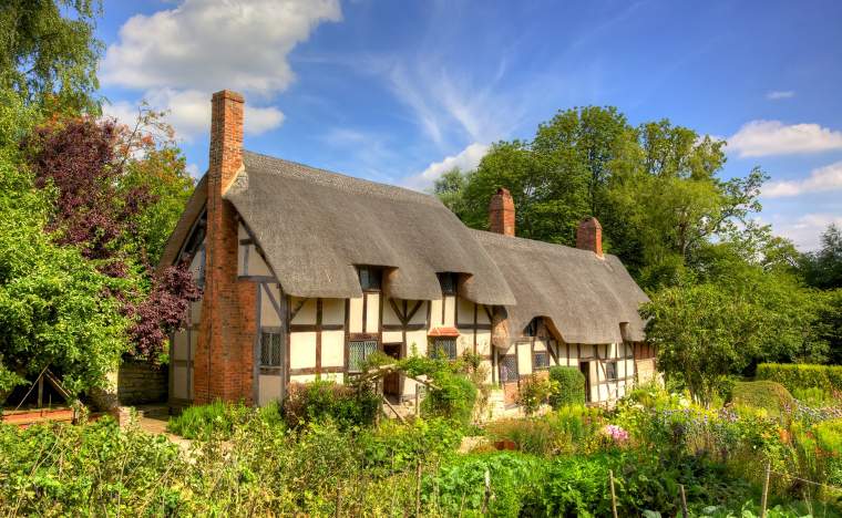 Anne-Hathaways-William-Shakespeares-wife-famous-thatched-cottage-and-garden-at-Shottery-just-outside-Stratford-upon-Avon-England