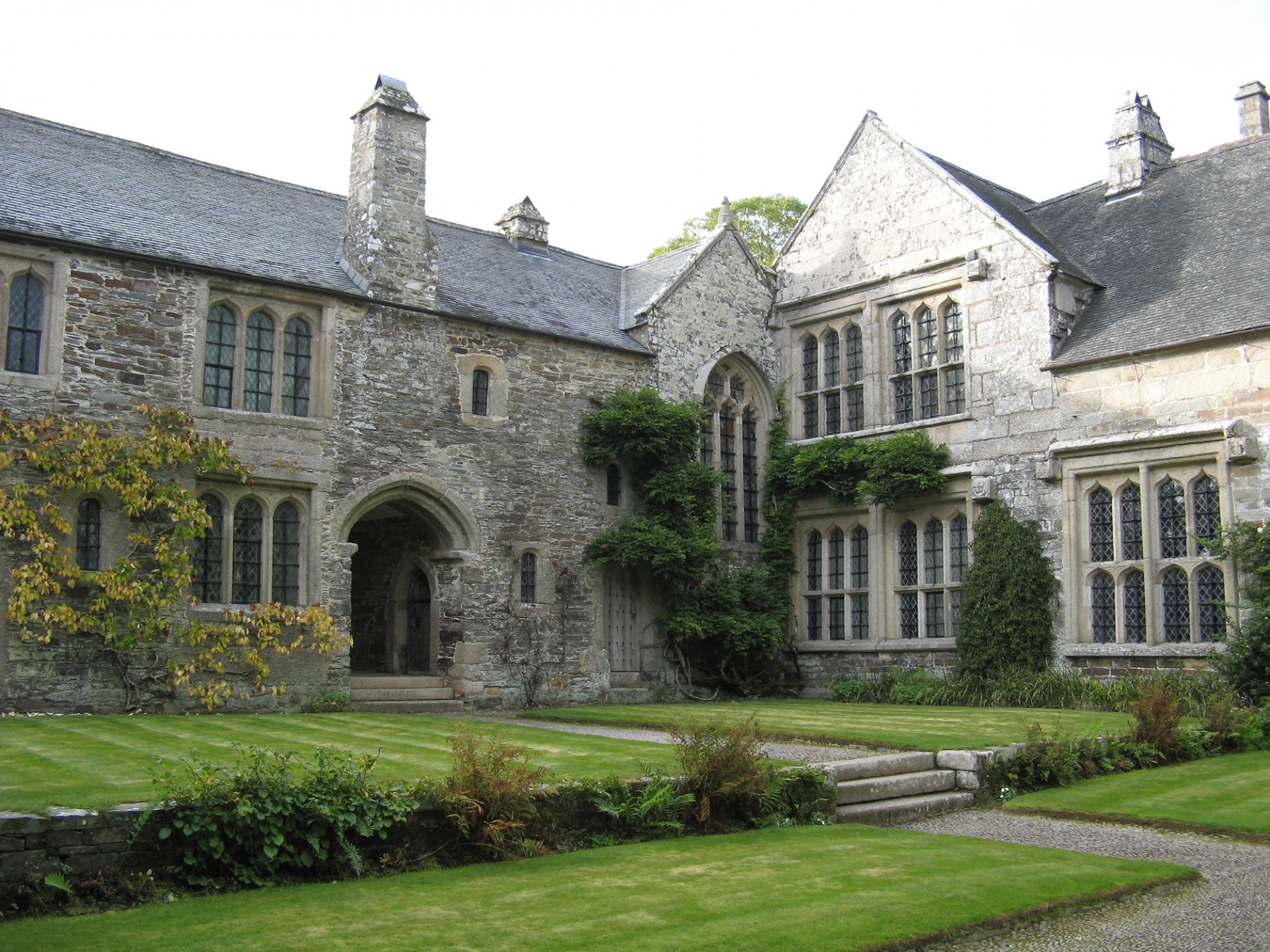 Cotehele_house_from_courtyard- -CC-BY-3.0-Rwendland