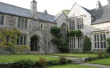 Cotehele_house_from_courtyard- -CC-BY-3.0-Rwendland