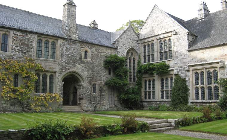 Cotehele_house_from_courtyard- -CC-BY-3.0-Rwendland