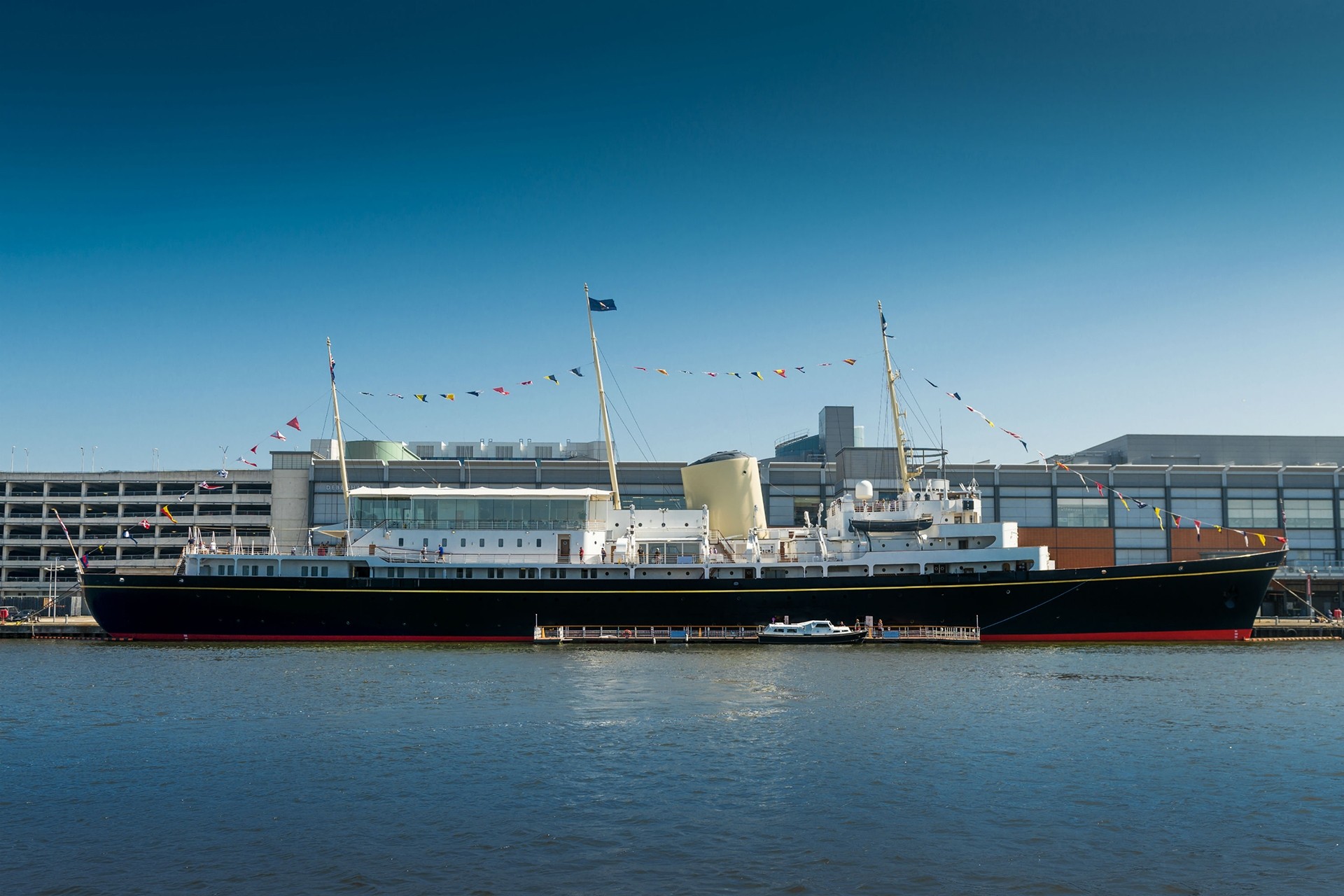 Royal-Yacht-Brittania_Landscape-by-Marc-Millar