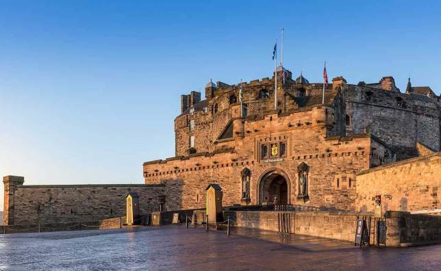 Edinburgh-Castle-on-a-cold-autumn-morning-at-sunrise