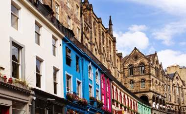 Colorful-buildings-in-Victoria-Street-Old-Town-Edinburgh-Scotland