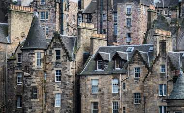 Edinburgh-Houses_shutterstock_613482185_Jaroslav-Sekeres