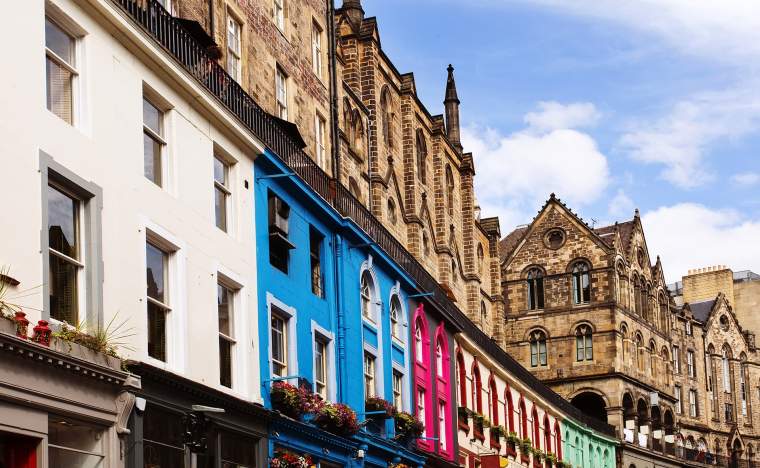 Colorful-buildings-in-Victoria-Street-Old-Town-Edinburgh-Scotland